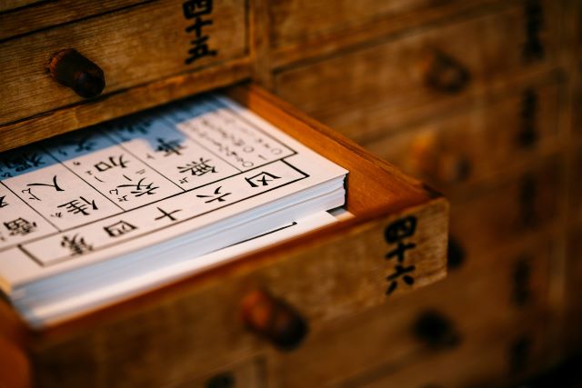 Chinesische Schriften in einer antiken Schublade