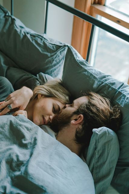 Ein Mann und eine Frau liegen im Bett